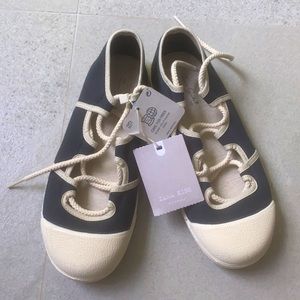 Girls canvas shoes size 1.5 USA - EUR 33